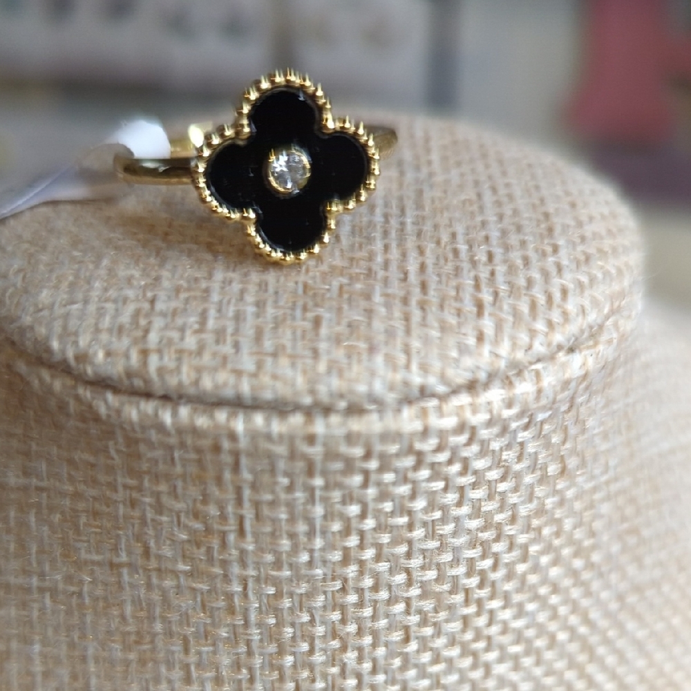 Elegant Black and Gold Women's Ring
